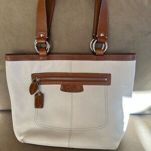 ❤️‍🔥Coach❤️‍🔥 White and Tan Leather Tote/Shoulder Bag